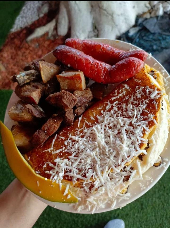 Cachapa con cochino y chorizo